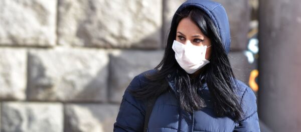 Женщина в медицинской маске в целях профилактики заболевания гриппом Женщина в медицинской маске в целях профилактики заболевания гриппом - Sputnik Южная Осетия