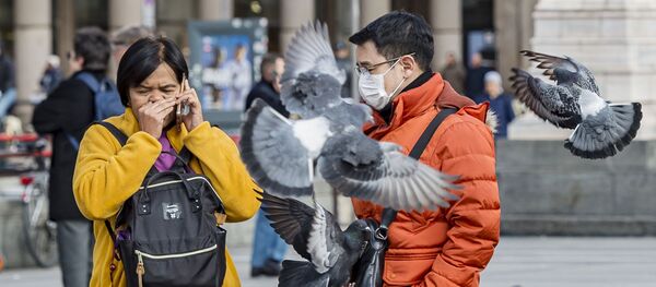 Туристы в защитных масках на одной из улиц Милана Туристы в защитных масках на одной из улиц Милана - Sputnik Южная Осетия