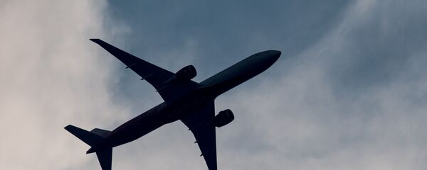 Пассажирский самолет в небе над Москвой Пассажирский самолет в небе над Москвой - Sputnik Южная Осетия