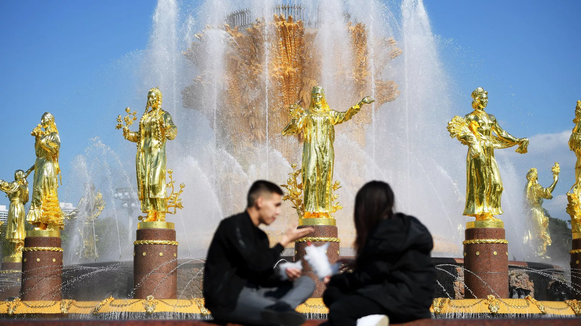 Туристы у фонтана Дружба народов на ВДНХ в Москве