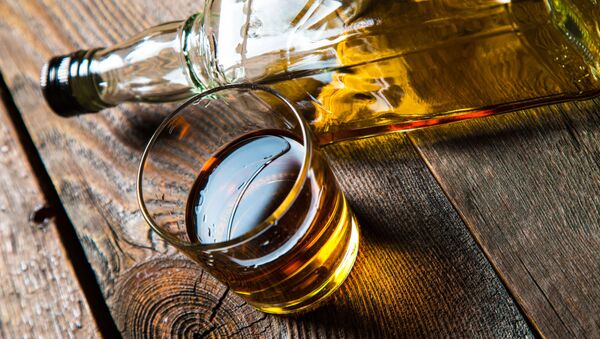 Бутылка крепкого алкоголя и стакан на столе - Sputnik Южная Осетия