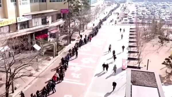 Паника в Южной Корее: в сеть попали впечатляющие кадры нескончаемой очереди в аптеку - Sputnik Южная Осетия