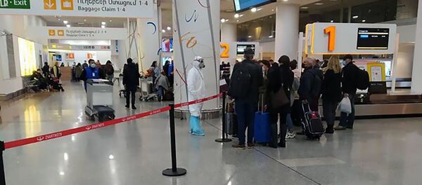 Сотрудник Минздрава в спецодежде встречает пассажиров из Ирана Сотрудник Минздрава в спецодежде встречает пассажиров из Ирана - Sputnik Южная Осетия