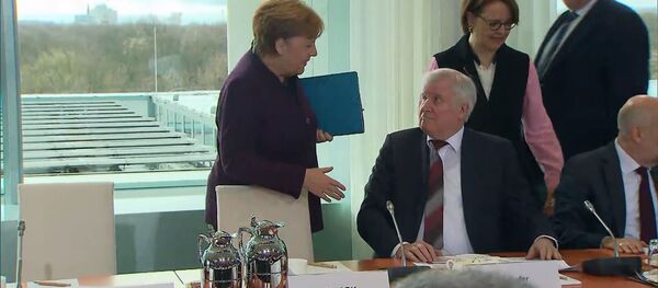 Заразительная шутка: министр МВД Германии отказался пожать руку Меркель из-за коронавируса Заразительная шутка: министр МВД Германии отказался пожать руку Меркель из-за коронавируса - Sputnik Южная Осетия
