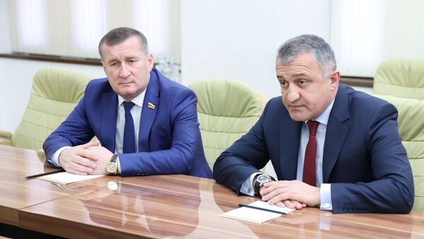 Президент Анатолий Бибилов и спикер парламента Алан Тадтаев - Sputnik Южная Осетия
