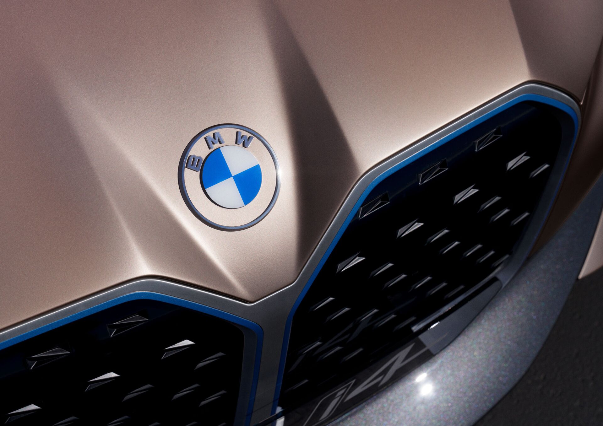 Новый логотип компании BMW на BMW Concept i4 - Sputnik Южная Осетия, 1920, 19.07.2022