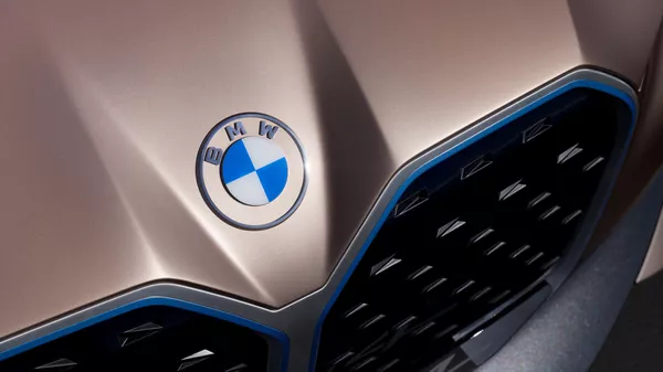 Новый логотип компании BMW на BMW Concept i4
