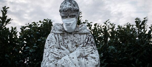 Защитная маска на статуе святого покровителя Италии Святого Франциска в Сан-Фиорано Защитная маска на статуе святого покровителя Италии Святого Франциска в Сан-Фиорано - Sputnik Южная Осетия