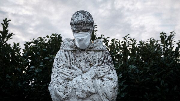 Защитная маска на статуе святого покровителя Италии Святого Франциска в Сан-Фиорано - Sputnik Южная Осетия