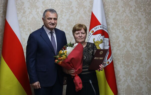 Президент Южной Осетии Анатолий Бибилов поздравил женщин с 8 Марта - Sputnik Южная Осетия
