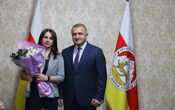 Президент Южной Осетии Анатолий Бибилов поздравил женщин с 8 Марта - Sputnik Южная Осетия