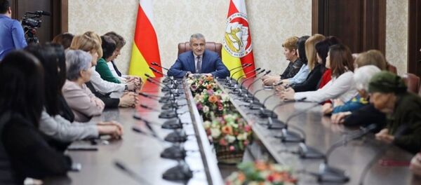 Президент Южной Осетии Анатолий Бибилов поздравил женщин с 8 Марта Президент Южной Осетии Анатолий Бибилов поздравил женщин с 8 Марта - Sputnik Южная Осетия