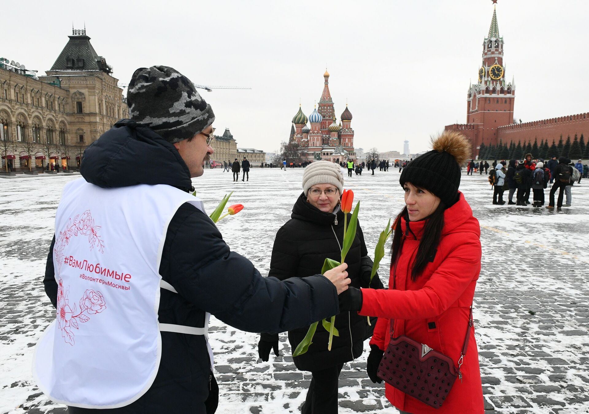 Волонтер дарит цветы и поздравляет женщин с Международным женским днем на Красной площади - Sputnik Южная Осетия, 1920, 16.02.2022