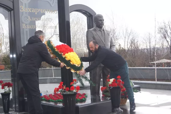 Павшим героям ДНР: Южная Осетия передала памятник Донбассу - Sputnik Южная Осетия