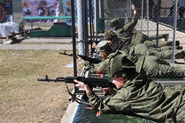 Военнослужащие девушки показали мастерство стрельбы в Северной Осетии - Sputnik Южная Осетия