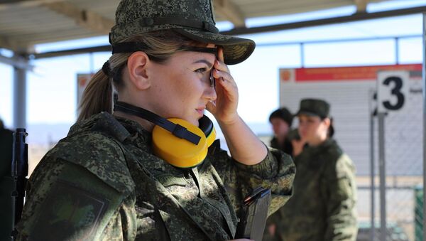 Военнослужащие девушки приняли участие в чемпионате 58-й армии ЮВО по стрельбе из штатного и табельного оружия - Sputnik Южная Осетия