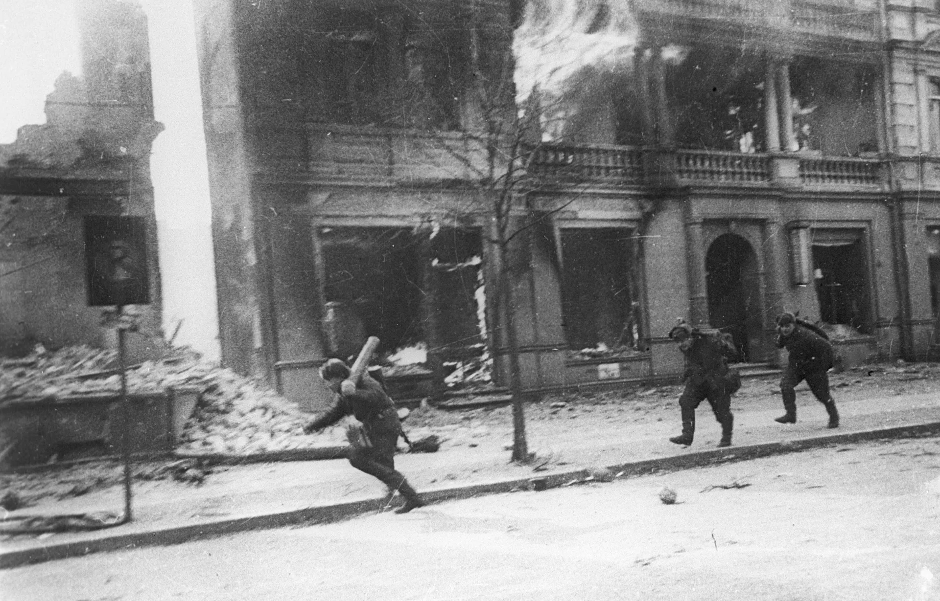 Этот день в 1945-м: атаки на советские позиции в Венгрии - Sputnik Южная Осетия, 1920, 12.03.2025