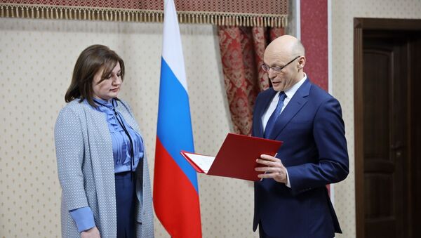 Посол России вручает поздравление супруге президента Южной Осетии - Sputnik Южная Осетия