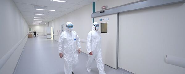 Сотрудники медицинского стационара на территории больничного комплекса в Коммунарке Сотрудники медицинского стационара на территории больничного комплекса в Коммунарке - Sputnik Южная Осетия