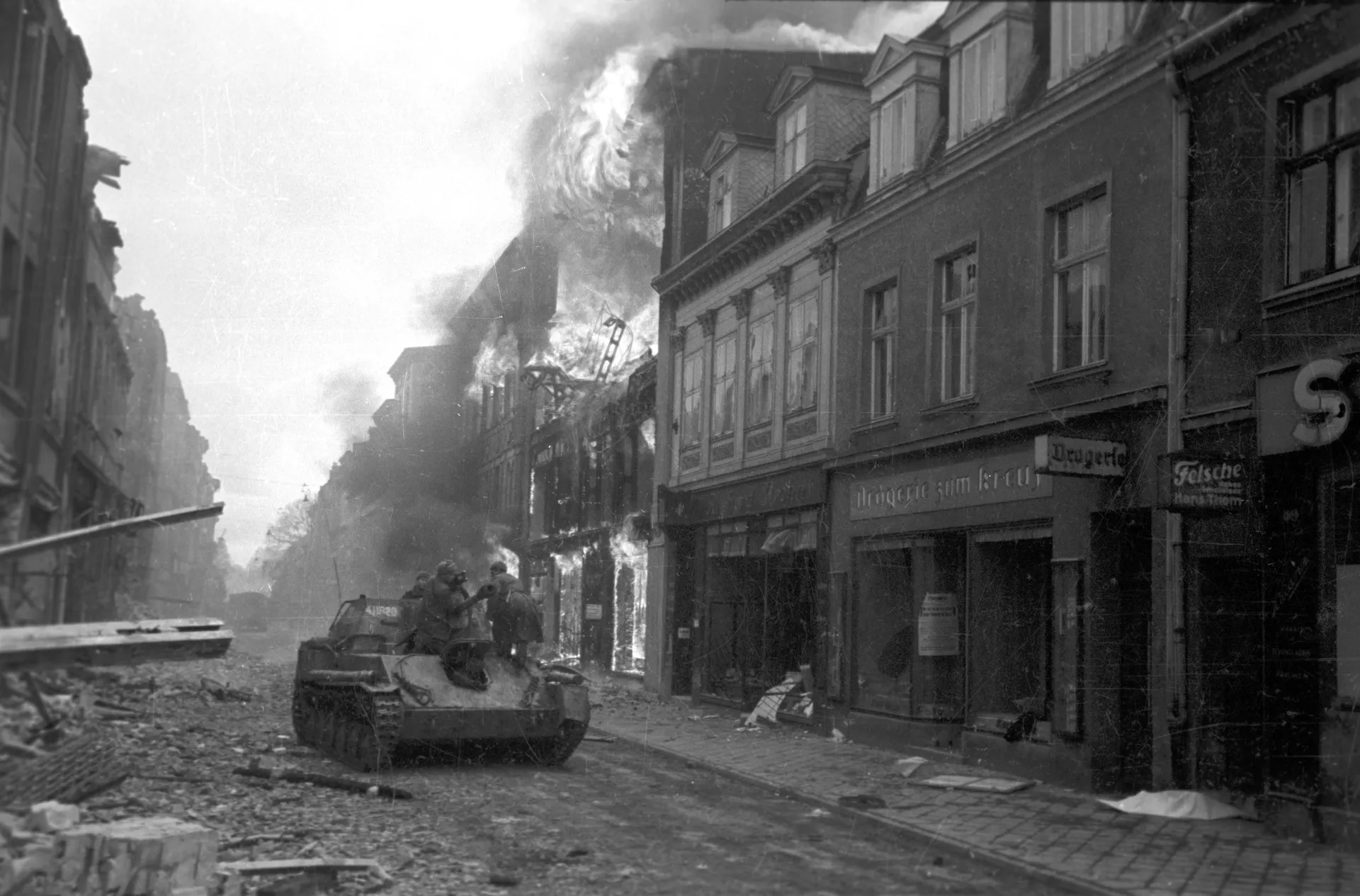 Этот день в 1945-м: советская армия уничтожила 156 танков и сбила 149 самолетов противника - Sputnik Южная Осетия, 1920, 22.03.2025