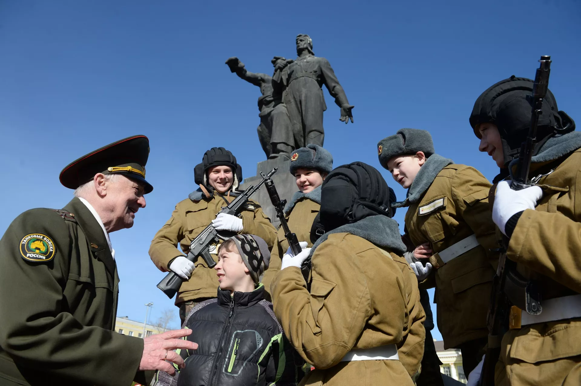 Возложение цветов к памятнику воинам Уральского добровольческого танкового корпуса - Sputnik Южная Осетия, 1920, 30.06.2022