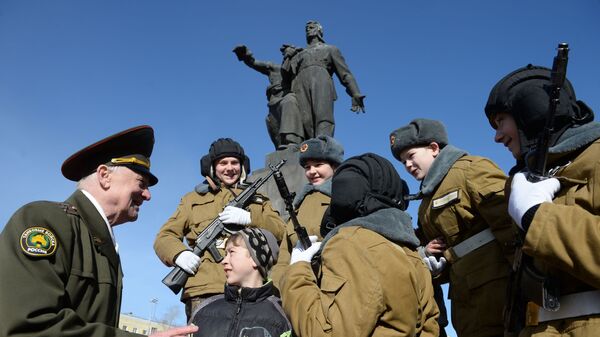 Возложение цветов к памятнику воинам Уральского добровольческого танкового корпуса - Sputnik Южная Осетия