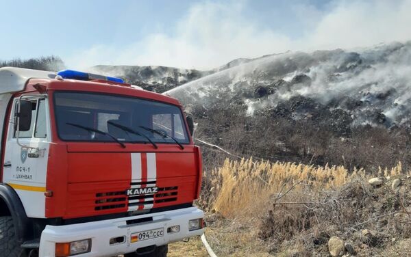 Тушение пожара на мусорном полигоне около Цхинвала - Sputnik Южная Осетия