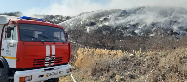 Тушение пожара на мусорном полигоне около Цхинвала - Sputnik Южная Осетия