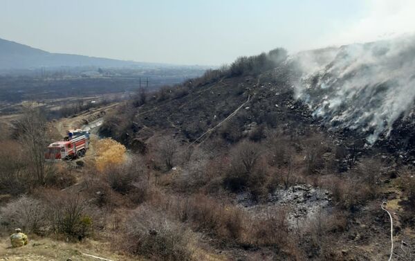 Тушение пожара на мусорном полигоне около Цхинвала - Sputnik Южная Осетия