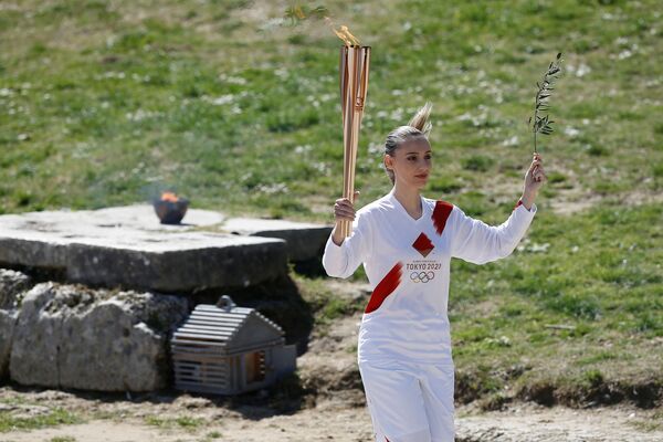 Греческая спортсменка Анна Коракаки во время церемонии зажжения Олимпийского огня в Греции - Sputnik Южная Осетия