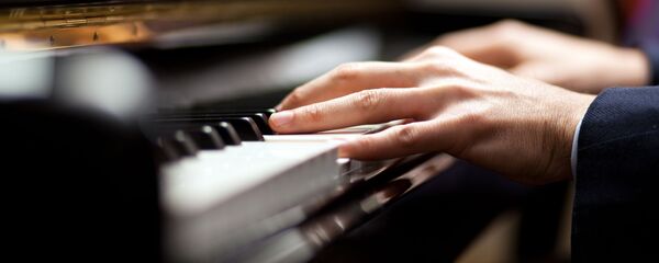 Музыкант во время игры на пианино Музыкант во время игры на пианино - Sputnik Южная Осетия