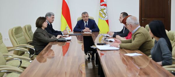 Президент Анатолий Бибилов провел совещание с членами правительства Президент Анатолий Бибилов провел совещание с членами правительства - Sputnik Южная Осетия