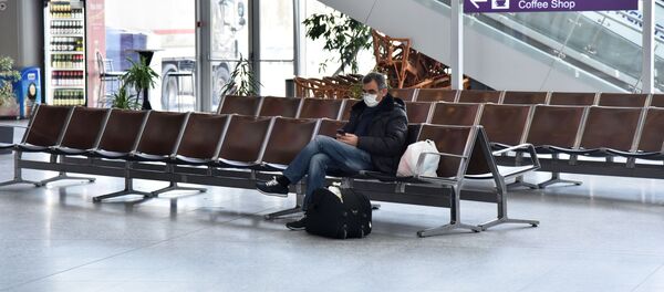 Пассажир в защитной маске Пассажир в защитной маске - Sputnik Южная Осетия