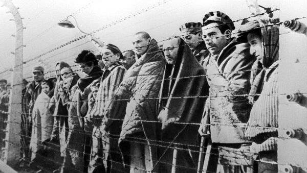 Узники концентрационного лагеря Освенцим, освобожденные войсками Красной армии в январе 1945 года - Sputnik Южная Осетия