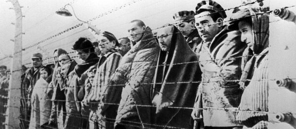 Узники концентрационного лагеря Освенцим, освобожденные войсками Красной армии в январе 1945 года Узники концентрационного лагеря Освенцим, освобожденные войсками Красной армии в январе 1945 года - Sputnik Южная Осетия