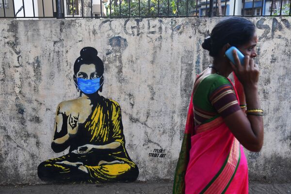 Даже Будда не пренебрег бы защитной маской, убежден уличный художник из Мумбаи. - Sputnik Южная Осетия