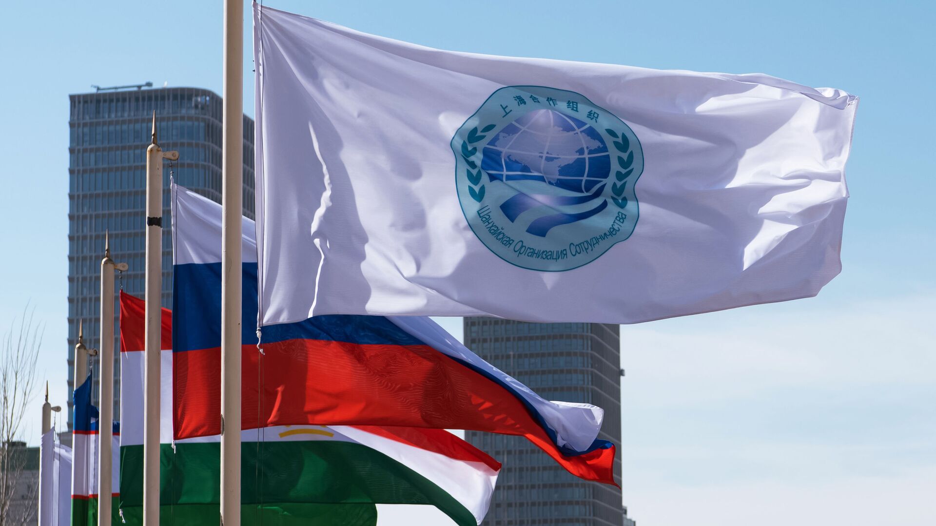 Флаг Шанхайской организации сотрудничества и флаги стран участниц ШОС в Астане - Sputnik Южная Осетия, 1920, 14.09.2022
