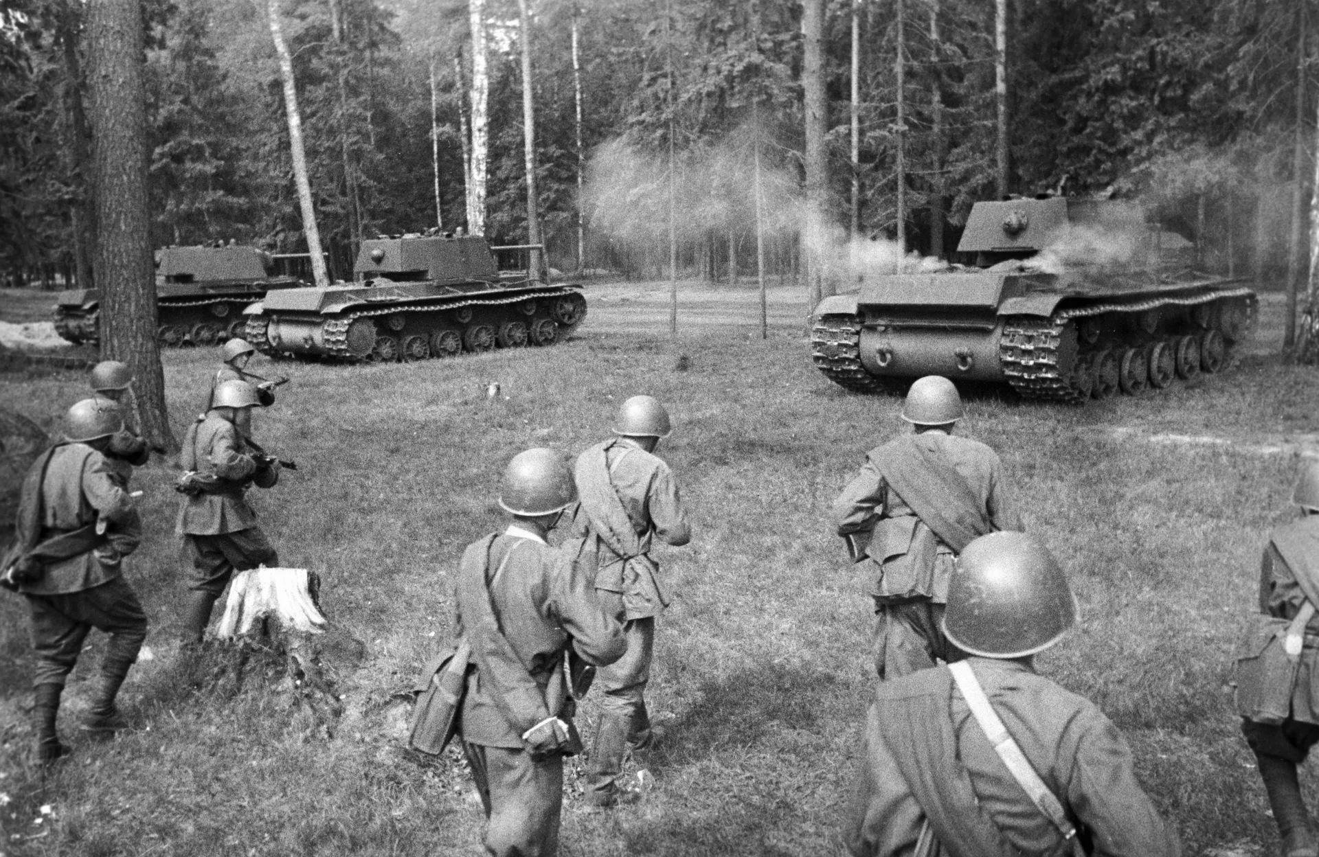 Этот день в 1945-м: советская армия уничтожила 156 танков и сбила 149 самолетов противника - Sputnik Южная Осетия, 1920, 22.03.2025