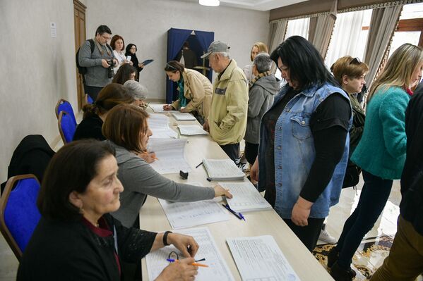 Всего в Абхазии работают 152 избирательных участков. Голосовать можно также в Москве и Черкесске. - Sputnik Южная Осетия