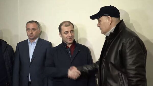 Пожали руки: Ардзинба и Бжания встретились после подведения итогов выборов штабами - Sputnik Южная Осетия