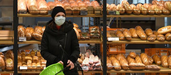 Покупательница в гипермаркете Глобус в Москве Покупательница в гипермаркете Глобус в Москве - Sputnik Южная Осетия