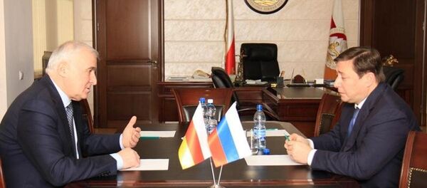 Встреча президента РЮО Леонида Тибилова и зампредседетеля правительства РФ Александра Хлопонина. - Sputnik Южная Осетия