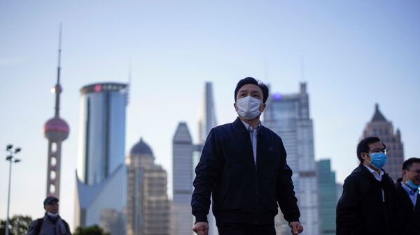 Люди в защитных масках в Шанхае, Китай - Sputnik Южная Осетия