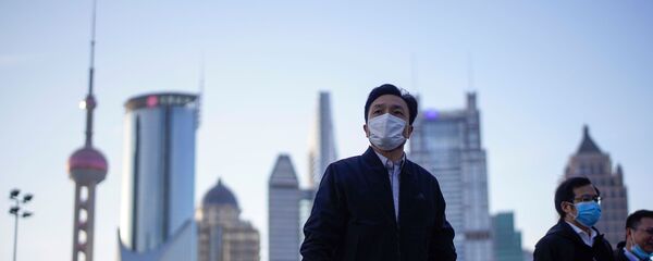 Люди в защитных масках в Шанхае, Китай - Sputnik Южная Осетия