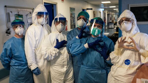 Медсестры в защитных костюмах в больнице Кремоны, Италия - Sputnik Южная Осетия