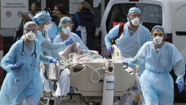 Медики доставляют пациента к медицинскому вертолету в больнице Эмиля Мюллера в Мюлузе, восточная Франция - Sputnik Южная Осетия