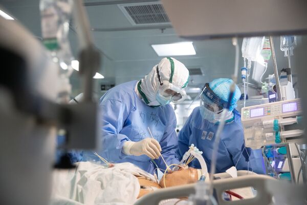 Медики работают с пациентом в больнице в Ухане - Sputnik Южная Осетия