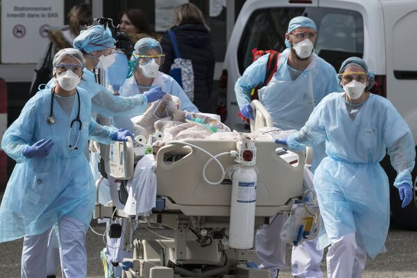 Медики доставляют пациента к медицинскому вертолету в больнице Эмиля Мюллера в Мюлузе, восточная Франция - Sputnik Южная Осетия