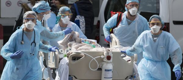 Медики доставляют пациента к медицинскому вертолету в больнице Эмиля Мюллера в Мюлузе, восточная Франция - Sputnik Южная Осетия