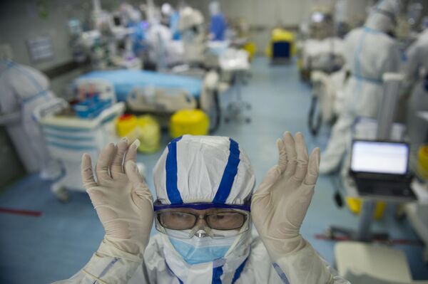 Медсестра поправляет очки в отделении интенсивной терапии - Sputnik Южная Осетия